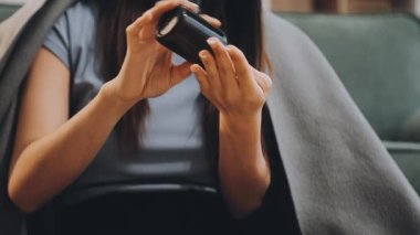 Yüzünde bir şişe yağ olan bir kadın..