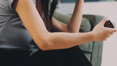 Akıllı telefon kullanan kadın