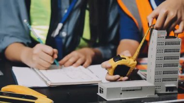 Atölyedeki usta. Usta metali kesiyor.