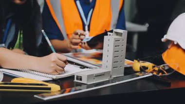 İnşaat alanı, mühendislik ve mühendislik endüstrisi konsepti üzerinde çalışan mühendis.