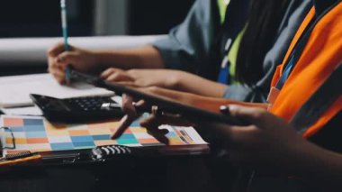 Genç Asyalı mimar ya da tasarımcı hesap makinesi, çizim ve taslağı ile ofiste ya da ofiste