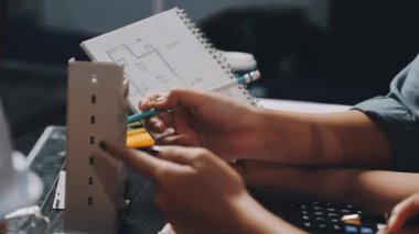 Masanın üzerinde bir planla çalışan bir mimar. Bir cetvelle çalışan adama yaklaş..