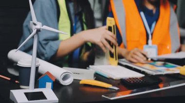 Fabrikada çalışan mühendis.