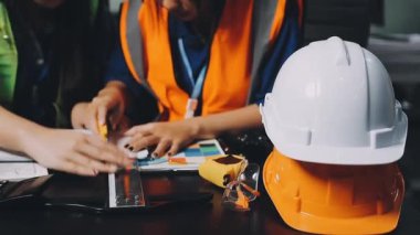 İnşaat odasında çalışan mühendis ya da işçi.