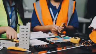 şerit ve cetvel ölçen işçi