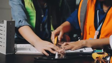 Asyalı mühendis, mühendis ya da mühendis ya da mühendis inşaat odasındaki proje, inşaat endüstrisi mühendisliği ve endüstriyel yapı konsepti üzerinde çalışıyor.