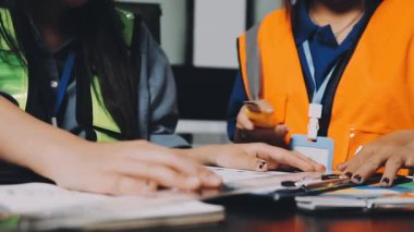 Asyalı kadın mühendis inşaat alanında çalışıyor..