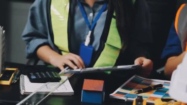 İnşaat alanında ya da evde çalışan mühendis, mühendis, işçi ya da mühendis..