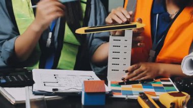 Mühendis kadın fabrikada çalışıyor, mühendis ekip çalışması, mühendislik konsepti