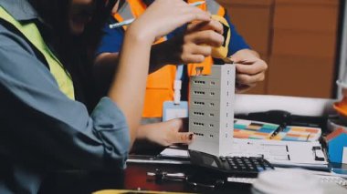 İnşaat alanında çalışan genç bayan mühendis.