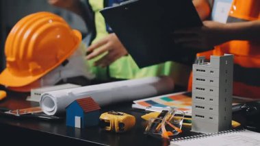 Cetvelli inşaat işçisi