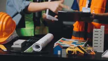 İnşaat alanında çalışan mimar veya mühendis