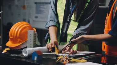 Tasarım ve mühendislik fabrikasıyla çalışan mühendis.