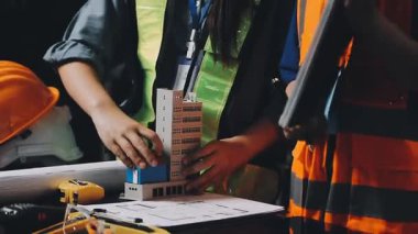 Güvenlik yeleği ve miğfer mühendisi inşaat projesinde çalışıyor..