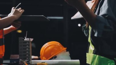 İnşaat miğferi ve inşaat alanında çalışan mühendis ya da mimar..