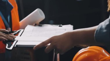 bir araç ile işçi