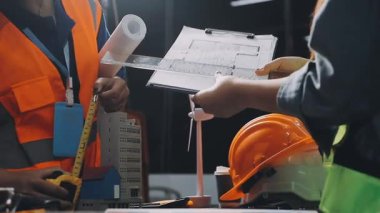 İnşaat alanında proje, mühendislik ve endüstri konseptiyle çalışan bir mühendis. Endüstriyel yapı arka planında inşaat alanında çalışan mühendis.