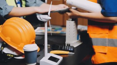 Arkaplanda araçlar ve seçici odak ile binada çalışan inşaat işçisi