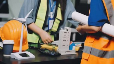 Modern ofiste çalışan genç bayan mimar..