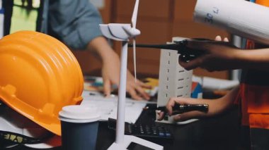 İnşaat alanında çalışan mühendis