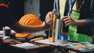 İnşaat alanında çalışan işçiler.