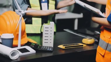 Sarı kasklı mühendis ya da mimar ofis binasında inşaat projesinde çalışıyor..