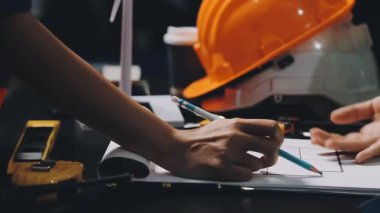 Ofisteki masanın planları ve planlarıyla çalışan bir mühendis. mühendislik tasarım kavramı.