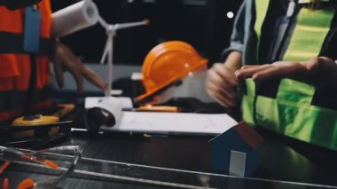 Evle çalışan inşaat işçisi.