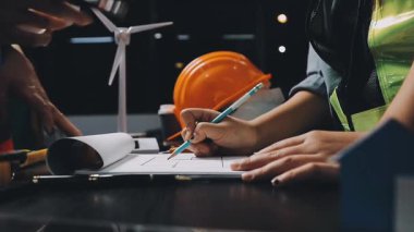 Fabrikada çalışan mühendisin kapanışı.