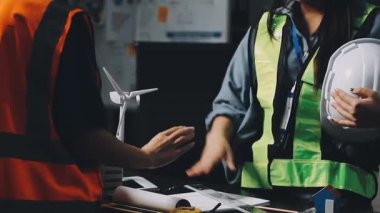 İnşaat alanında güvenlik ekipmanı olan mühendis ya da mühendis üniforması.