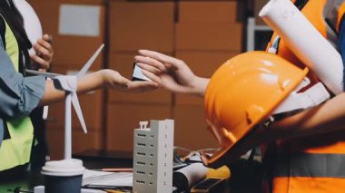 Miğferli mühendis mühendis. İnşaat, güvenlik ve mühendislik inşaat konseptinde çalışıyor.