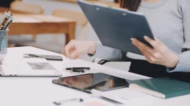 Bir kafede çalışan günlük kıyafetli genç bir kadın.