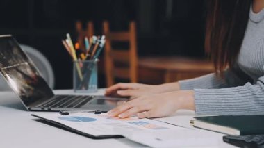 ofiste dizüstü bilgisayar üzerinde çalışan genç iş kadını