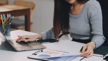 İş kadını ofiste çalışıyor..