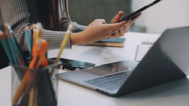 Dizüstü bilgisayarda çalışan genç bayan tasarımcıya yakın çekim