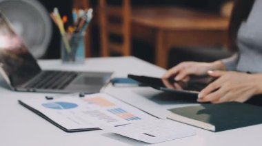 Modern ofiste dijital tablet kullanan genç iş kadını.