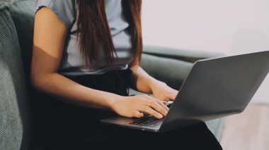 Dizüstü bilgisayarda çalışan genç bir kadın