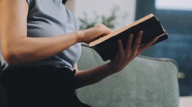 Bayan öğrenci kütüphanede kitap okuyor.