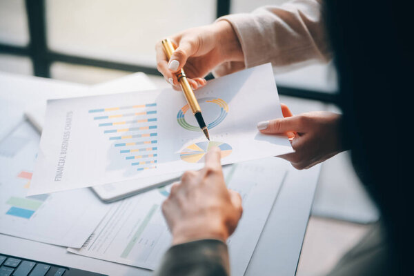 Встреча группы азиатских бизнесменов в современном офисе, планирование рабочего дизайна и концепция идей
