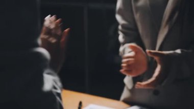 İş kadınlarının ellerini ofise kapatın.