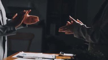 Ofisteki iş kadınının el sıkışması