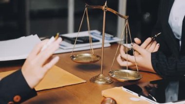 Avukat ve avukat tokmağı, avukatı, hukuki tavsiyesi ve avukat tavsiyesi olan bir ofiste çalışıyor. Hukuk, hukuk hizmetleri ve hukuki adalet