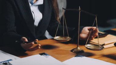 Yargıç ya da avukat bir müvekkil, adalet ve hukuk firması ile birlikte çalışıyor.