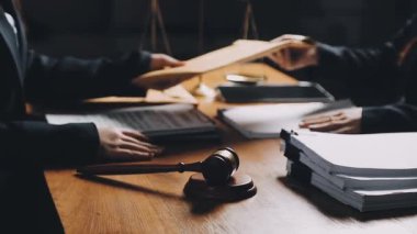 Yargıç Tokmak, hakim avukat ofiste çalışıyor..