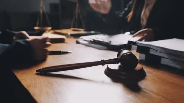 Hukuk bürosundan Yargıç Gavin.