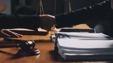 Yargıç ve tokmak mahkeme belgeleriyle.