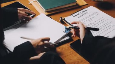 Ofiste dizüstü bilgisayarda çalışan genç bir kadın.
