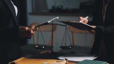 Avukat ve avukat müvekkil ile çalışıyor..