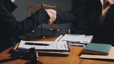 İş kadınları toplantı odasında el sıkışıyor, belge imzalıyor, anlaşma konsepti.