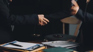 Ofisteki iş kadınlarının el sıkışması